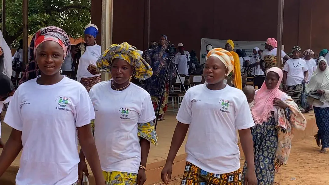 Femmes de l'association en tee-shirts YIIKRI, réunies lors d'une activité.